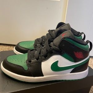 Jordan 1 mid pine green youth size 2 in excellent condition.